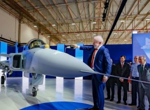 lula-batiza-primeiro-caca-gripen-produzido-no-brasil