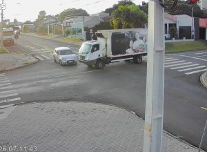 camera-flagra-batida-entre-caminhao-e-carro-em-cruzamento-de-cascavel