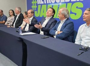 em-apoio-a-ratinho-jr.,-48-prefeitos-participam-de-evento-que-marca-debandada-do-pl-no-parana