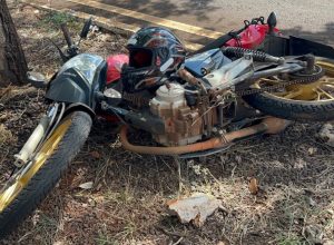 motociclista-e-arremessado-contra-arvore-e-fica-em-estado-critico-apos-acidente-em-cascavel