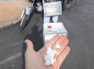 jovem-e-preso-com-drogas-apos-tentar-fugir-de-abordagem-no-bairro-neva