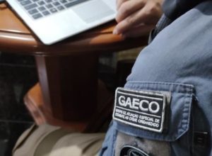 gaeco-faz-operacao-contra-pms-investigados-por-morte-de-policial-civil-aposentado-em-ceu-azul