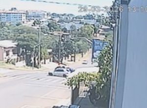 camera-de-seguranca-flagra-capotamento-apos-batida-no-bairro-brasilia,-em-cascavel