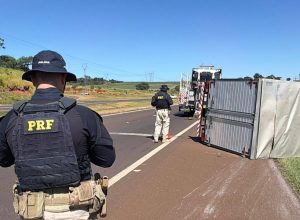 caminhao-tomba-na-br-277-e-deixa-passageiro-ferido-na-regiao-de-cascavel