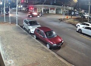 camera-flagra-acidente-no-cruzamento-entre-as-ruas-fortaleza-e-juscelino-kubitschek-em-cascavel