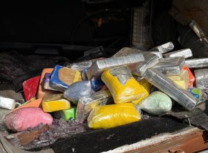 prf-apreende-crack,-haxixe-e-cocaina-e-prende-mae-e-filho-na-br-369,-em-ubirata