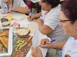 idosos-viram-artistas-em-oficina-de-artesanato-inspirada-em-exposicao-em-cascavel
