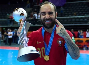 ricardinho-acerta-com-equipe-brasileira-na-kings-league-apos-aposentadoria-do-futsal