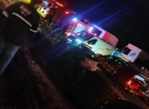 engavetamento-com-onibus-e-caminhoes-deixa-12-feridos-na-pr-317