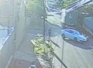 video:-camera-registra-forte-colisao-entre-carro-e-moto-no-bairro-interlagos