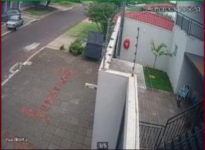 camera-registra-carro-subindo-na-calcada-e-batendo-em-veiculo-estacionado-em-cascavel