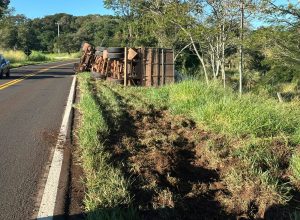 carreta-tomba-na-pr-180-e-deixa-motorista-ferido-entre-boa-vista-e-juvinopolis
