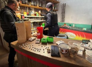 comerciante-e-presa-por-trafico-com-drogas-escondidas-em-carteiras-de-cigarro-em-cascavel