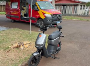 mulher-fica-ferida-em-acidente-entre-scooter-e-carro-no-bairro-brasmadeira
