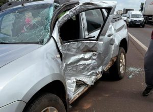 carro-tenta-acessar-br-277-e-e-atingido-por-caminhao-em-cascavel