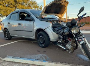 moto-fica-presa-em-carro-apos-batida-traseira-no-bairro-brasmadeira,-em-cascavel