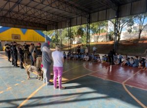 acao-de-pascoa-leva-chocolates-e-orientacao-a-alunos-do-campo-em-cascavel