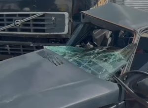 carro-furtado-invade-contramao-da-br-277-e-atinge-carreta-apos-perseguicao;-veja-o-video