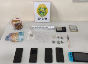 policia-estoura-ponto-de-trafico-e-apreende-drogas,-dinheiro-e-objetos-em-toledo