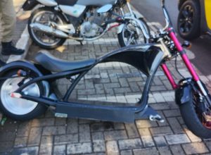 ciclomotor-irregular-e-apreendido-durante-fiscalizacao-na-avenida-brasil