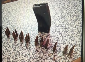 carregador-de-fuzil-com-municoes-e-encontrado-em-empresa-na-avenida-brasil,-em-cascavel