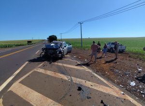 tres-pessoas-ficam-feridas-em-grave-acidente-na-pr-486,-em-assis-chateaubriand