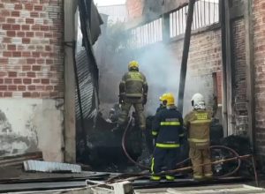 pela-terceira-vez-na-semana,-corpo-de-bombeiros-e-acionado-para-combater-incendio-em-barracao
