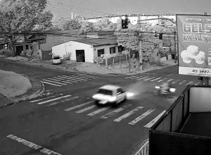 camera-registra-acidente-entre-moto-e-carro-no-periolo,-em-cascavel