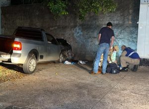 tres-mulheres-ficam-feridas-apos-carro-atingir-arvore-e-muro-no-santa-cruz