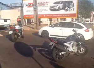 batida-entre-motos-deixa-passageira-ferida-na-avenida-rocha-pombo,-em-cascavel