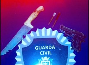 homem-e-detido-com-faca-e-arma-falsa-apos-ameacar-moradores-na-avenida-tito-muffato