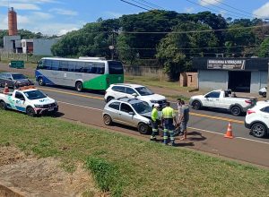 carro-bate-na-traseira-de-caminhao-na-br-277-em-cascavel