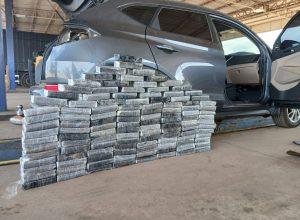 prf-apreende-drogas-escondidas-em-fundos-falsos-de-veiculos-na-br-277-em-cascavel