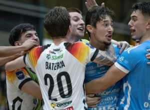 com-sesi-lotado,-blumenau-futsal-vence-o-vasco-na-estreia-da-lnf-silver