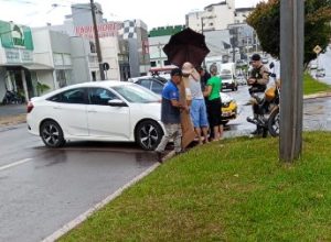 motociclista-e-projetada-sobre-capo-de-carro-apos-colisao-na-avenida-rocha-pombo