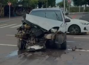 carro-fica-com-a-frente-destruida-apos-acidente-em-avenida;-veja-o-video