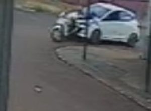 video-registra-carro-arrastando-moto-em-acidente-que-amputou-pe-de-condutor;-veja-o-video