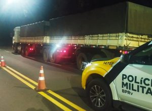 motorista-e-preso-por-embriaguez-ao-volante-na-pr-180-com-caminhao-carregado-com-feijao