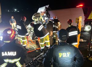 mulher-fica-ferida-apos-batida-traseira-entre-van-e-bitrem-na-br-376-em-mandaguari