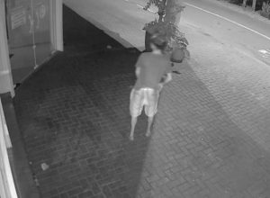 policia-procura-autor-de-vandalismo-em-padaria;-veja-momento-da-pedrada