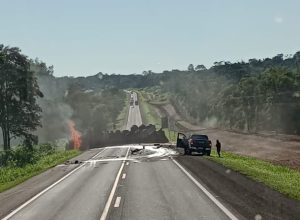 caminhao-tomba,-pega-fogo-e-interdita-a-br-277-em-ceu-azul