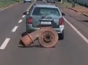 carro-arrasta-peca-metalica-e-causa-perigo-no-transito-de-cascavel;-veja-o-video