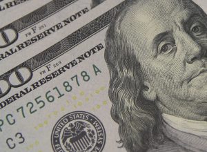 dolar-cai-para-r$-5,01,-e-bolsa-renova-recorde-com-ajuda-do-exterior