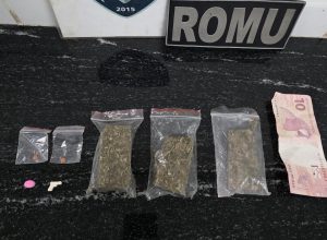 mulher-e-detida-com-drogas-no-terminal-leste-e-moto-furtada-e-recuperada