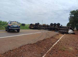 tombamento-de-carreta-interdita-totalmente-a-br-369-em-ubirata