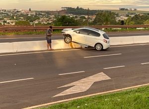 mulher-fica-ferida-apos-carro-subir-sob-guard-rail-na-br-467,-em-cascavel