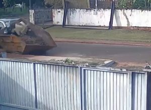 bmw-de-luxo-tomba-apos-bater-contra-cacamba-e-mobiliza-equipes-de-socorro-em-guaira