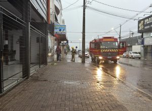 incendio-atinge-deposito-no-bairro-alto-alegre,-em-cascavel