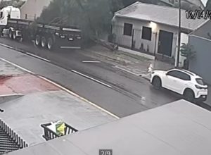 arvore-cai-sobre-caminhao-no-bairro-cancelli,-em-cascavel