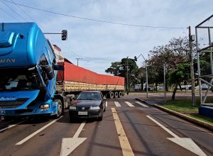 pane-em-caminhao-bloqueia-tres-faixas-da-avenida-brasil-e-causa-congestionamento-em-cascavel